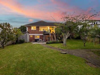 Generous Family Home + Teen Retreat - 200m2 approx