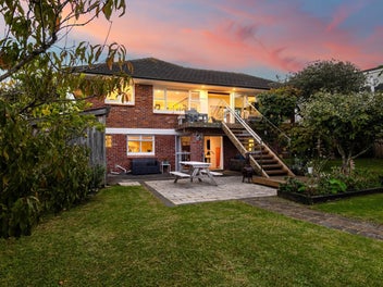 Generous Family Home + Teen Retreat - 200m2 approx