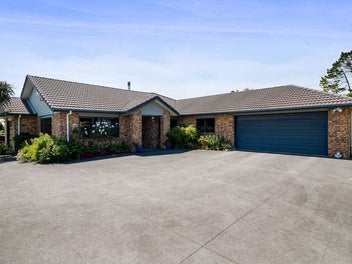 LIFESTYLE OASIS WITH DISTANT SEA VIEWS