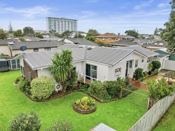 Single-Level, Gardens and Sunshine