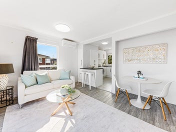 Browns Bay: Beach, Village, Value