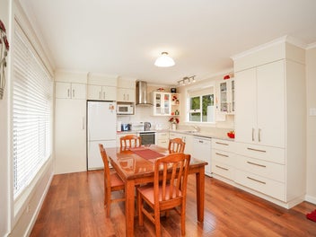 Eye Catching Home & Garaging