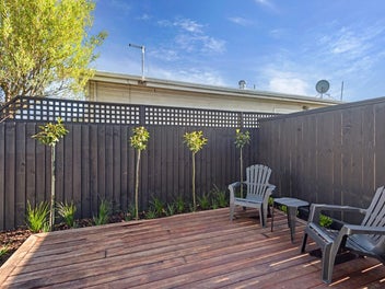 2 Bed, 2 Bath, High Spec with a Single Garage!