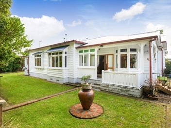 Grand Character, Prime Riverdale, 1090m2 section!