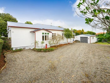 Grand Character, Prime Riverdale, 1090m2 section!