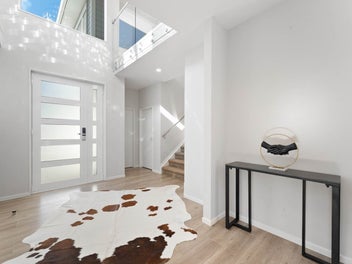 Dual Westlake Zone – Luxurious Modern Family Home