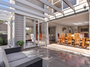 Immaculate Living Close to Beach