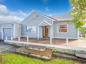 Cute, cozy & full of potential on 1290m2