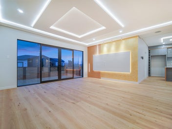 Flexible 3+2 Layout – Perfect for Extended Fam...