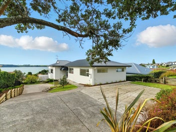 Stylish, Sea-View Living. Move-In Ready!