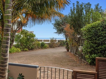 The Beach Beckons – West End Beach Pad!