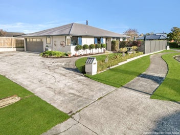 ENTERTAINERS DREAM IN DESIRABLE LOCATION