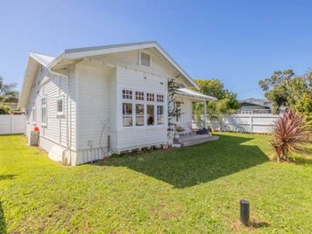 Stylish Mount Eden Charmer - Zoned for EGGS & MAGS