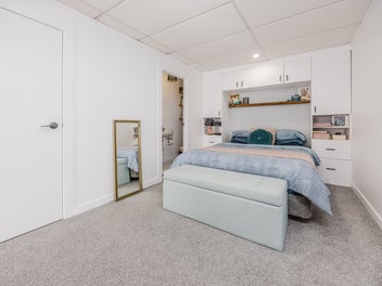 Wellington St unit with benefits