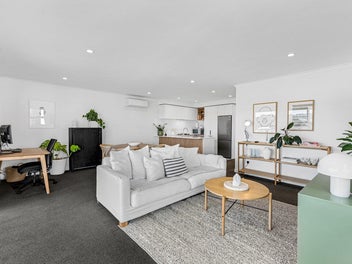 Stylish, Spacious & Superbly Located!