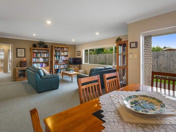Easy Living, Scenic Setting