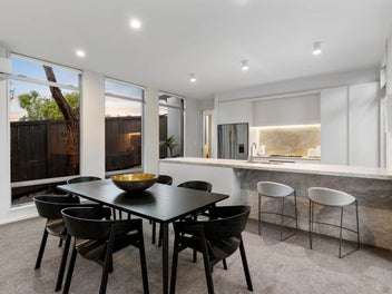Prestigious Architectural Luxury in Elevated M...
