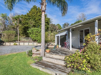 VERSATILE LIFESTYLE PROPERTY - PRIME LOCATION