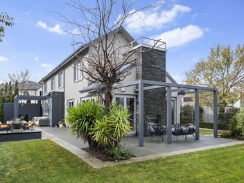 Peaceful Family Living by Forest, Golf and the Sea