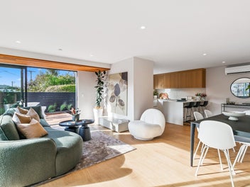 Brand New 4-Bed Home - Fabulous Sun