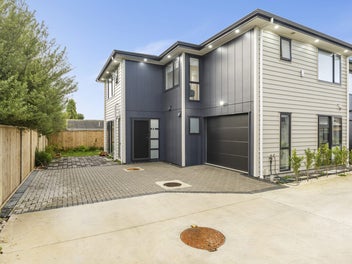Spacious Family Home in Top Pahurehure Location!