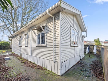 FREEHOLD 435m2 DO UP Renovate & REAP the benefits!