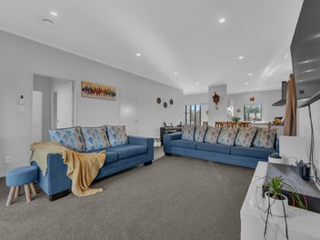Last Chance to View! Open Home Sat/Sun 1-1:30pm!