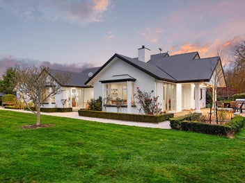 Stunning Country Living & City Convenience