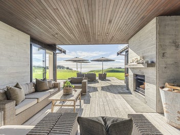 EXCLUSIVE COASTAL LIFESTYLE, INCREDIBLE OUTLOOK
