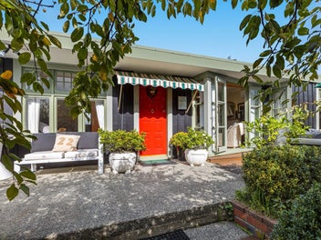 Sun-Soaked Cottage with Studio & XXL Garage!