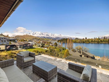 Water view penthouse with VA365