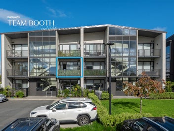 All Day Sun! Superbly Located! Mins to City!
