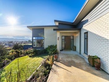 Sun soaked elegance with sweeping Taieri views