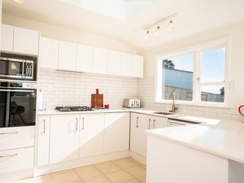 SUNNY LYALL BAY MODERN LIVING