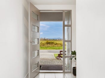 Tranquil Outlook, City Convenience
