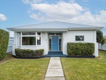 Sunshine, style and move-in ready!