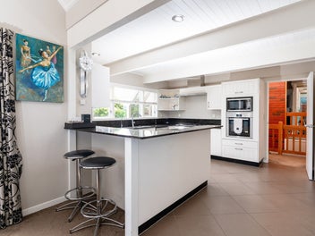 HUGE GARAGING & SPACE FOR HOBBIES