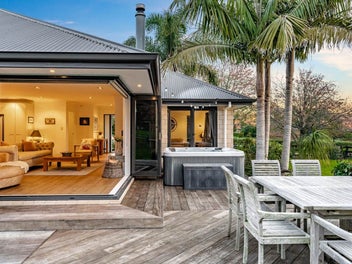 Easy Motorway Access, Spunky House + Shed