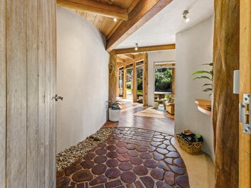 HUGE PRICE DROP!! - ARTISAN HOME 36ha