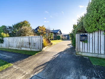 Homely and Handy - Gladstone Location!
