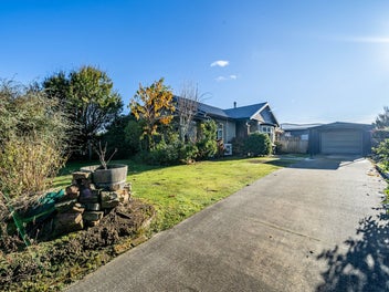Homely and Handy - Gladstone Location!