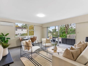 Sunny, Spacious & Superbly Located – Castor Ba...