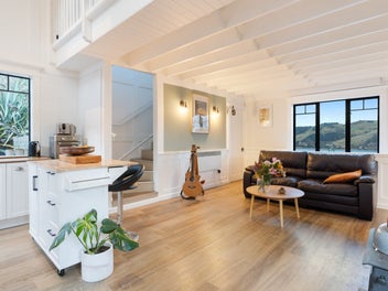 Funky harbourside living with city convenience