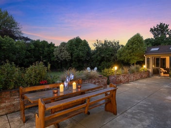 Private Grandeur In Central Blenheim