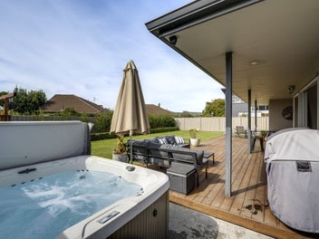 Outstanding, spacious family living – 2012 build