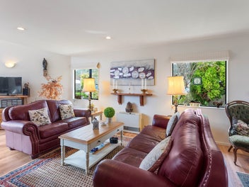 Top Location! Easy walk to train and Coastlands