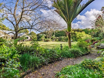 Spacious Family Living – Award-Winning Gardens!