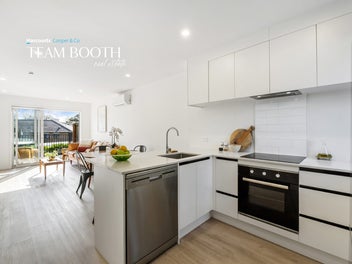 Super Sunny! Superb Location! Superbly Priced!