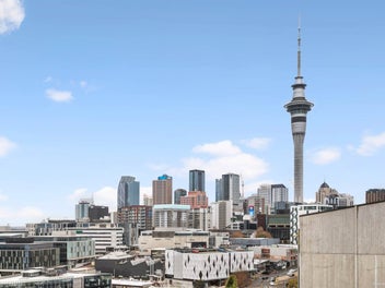 LUXURIOUS LIVING IN THE HUB OF THE CITY