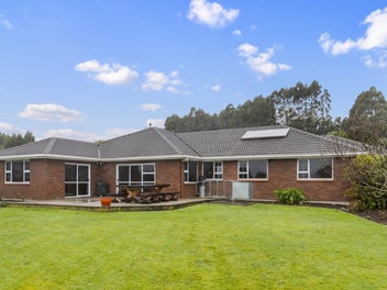 Spacious family retreat on the city fringe